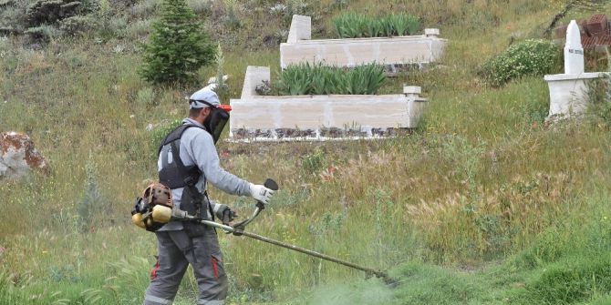 Mezarlıklarda Bayram Temizliği