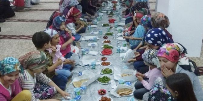 Hisarcık’ta Yaz Kur’an Kursu Öğrencilerine İftar Yemeği