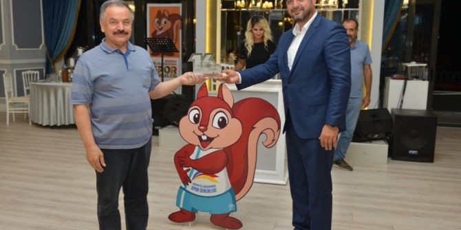 Spor Şenlikleri’ne Katkıda Bulunanlara Teşekkür Plaketi