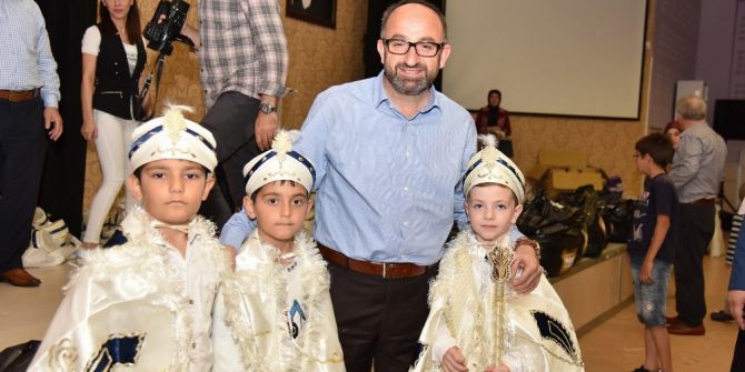 Başkan Üzülmez Çocukların Sünnet Kıyafetlerini Dağıttı