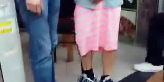 Uyuşturucu Satıcısı Olduğu İddia Edilen Kişiye Etek Giydirdiler