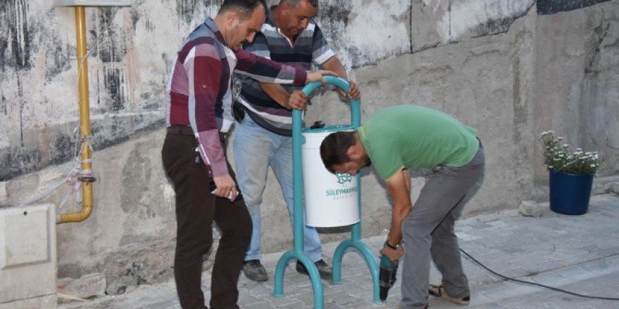 Yeni Çöp Kutularının Montajları Devam Ediyor
