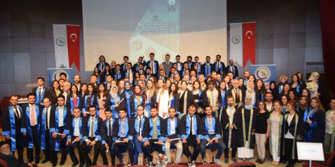 Düzce Üniversitesi Tıp Fakültesi Yeni Dönem Mezunlarını Verdi