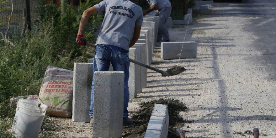 Yol Ve Kaldırım Düzenleme Çalışmaları Devam Ediyor