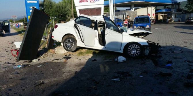 Karşı Şeride Geçen Kamyonet Dehşet Saçtı: 1 Ölü, 4 Yaralı