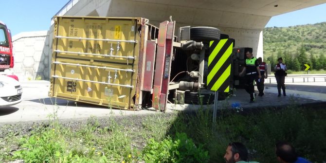 Kütahya’da Tır Devrildi: 1 Yaralı