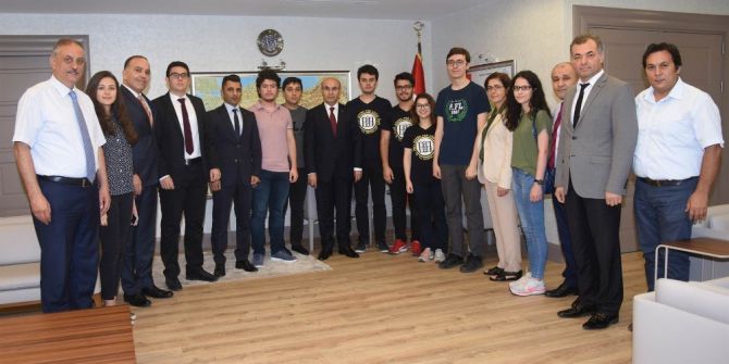 Ygs’de İlk 100’e Giren Öğrenciler, Başarılarını Vali Demirtaş İle Paylaştı