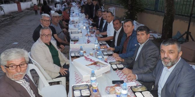 Ak Parti’den Mahalle Sakinlerine İftar Yemeği