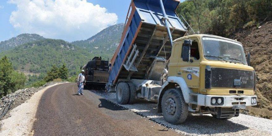 Büyükşehir Kumluca’daki Yol Sorunlarını Çözüyor