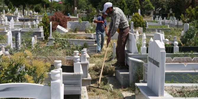 Iğdır’da Mezarlıklar Bayrama Hazır