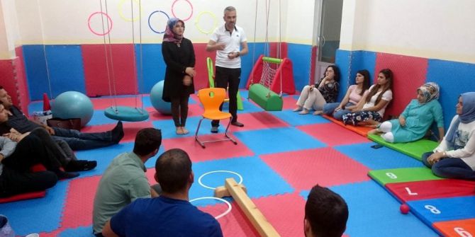 ´oyun Terapisi Eğitimi´ Verildi