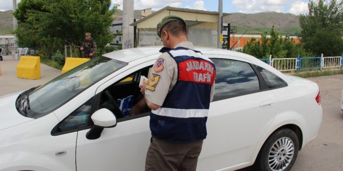 Sivas’ta Polis Ve Jandarmadan Bayram Uygulaması