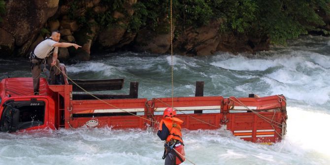 Babasından Habersiz Aldığı Kamyonetle Dereye Uçtu