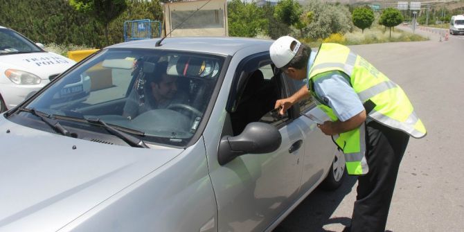 Polisten Emniyet Kemeri Takana Şapka Ödülü