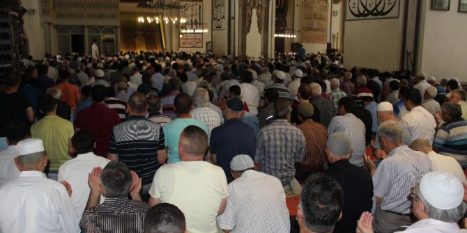 Bursalılar Ramazan’ın Son Cuma Namazında Ulu Cami’ye Akın Etti
