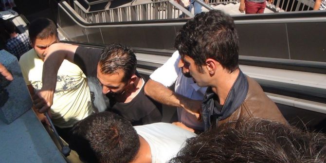 Taksim Meydanı’nda Kolu Yürüyen Merdivene Sıkışan Şahsı İtfayie Kurtardı