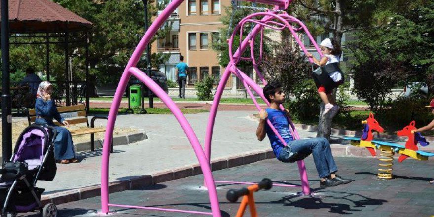 Pursaklar’da Anne-bebek Salıncak Keyfini Birlikte Yaşıyor