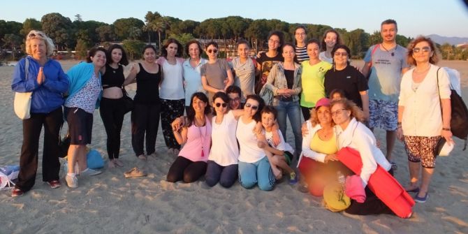 Plajda Yoga İle Stres Attılar