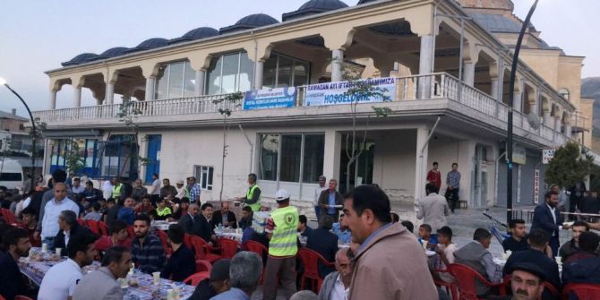 Vanlılar İftarını Büyükşehir Belediyesinin Sofrasında Açtı