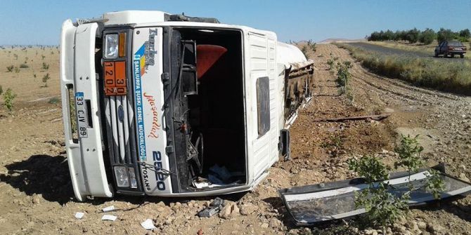 Birecik’te Su Tankeri Devrildi