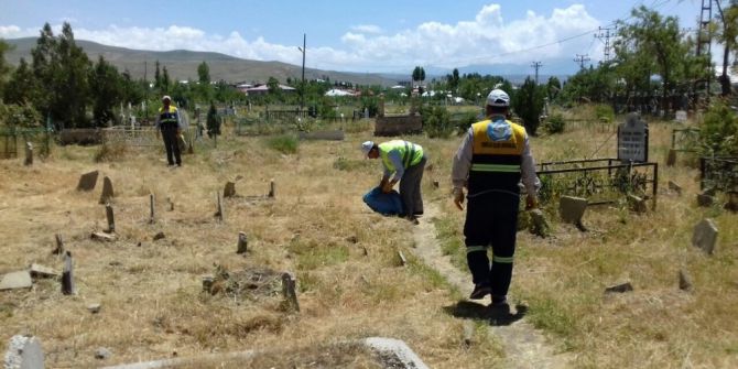 Edremit Belediyesinden Mezarlık Temizliği