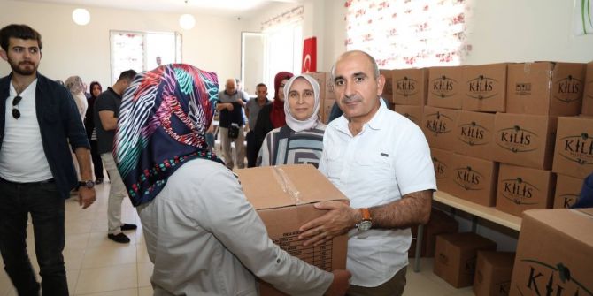 Başkan Kara Erzak Kolisi Dağıttı