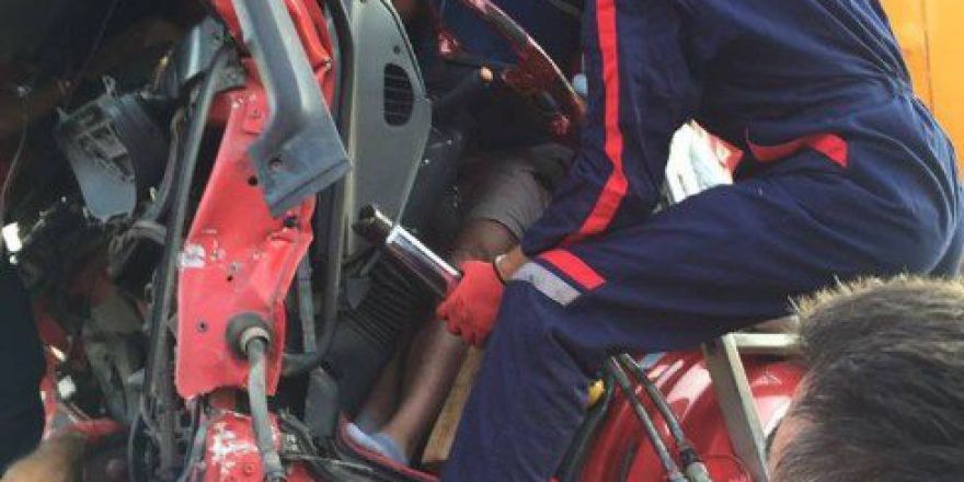 Kamyon İçinde Sıkışan Sürücü Dakikalar Sonra Kurtarıldı