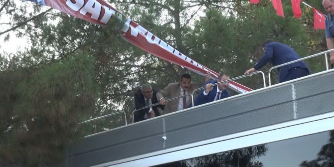 Bakan Ve Başbakan Yardımcısının Otobüsünün Üstünde Zor Anları