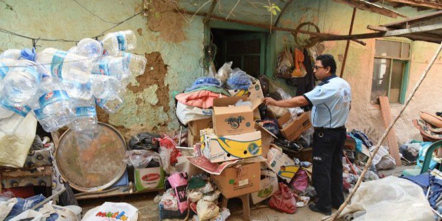 Manisa’da Bir Çöp Ev Belediye Ekiplerince Temizlendi