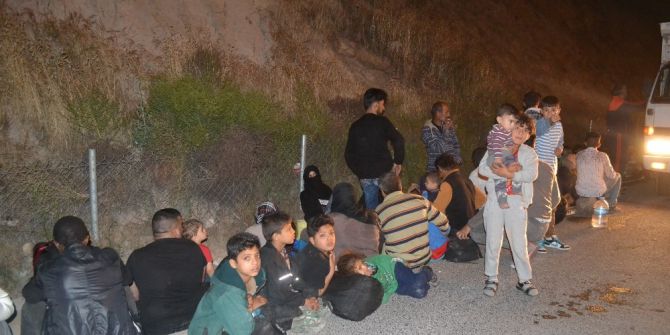 İzmir’de Kamyonetin Kasasında 47 Göçmen Yakalandı