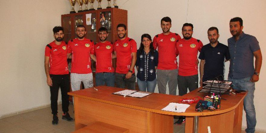 Bağlar Belediyespor 7 Futbolcuyla Sözleşme İmzaladı