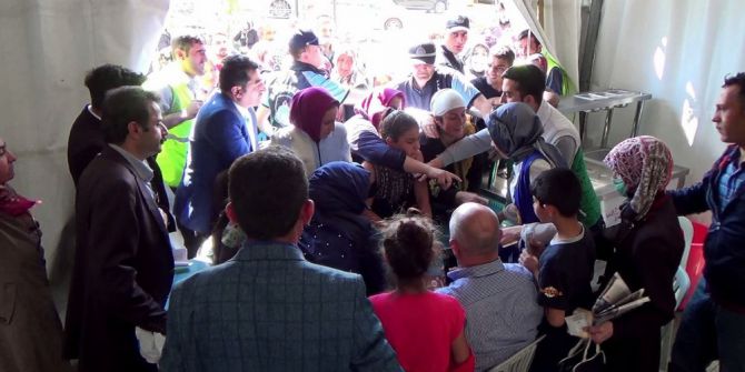 Milletvekilinin Yardım Çeki Dağıtımında İzdiham