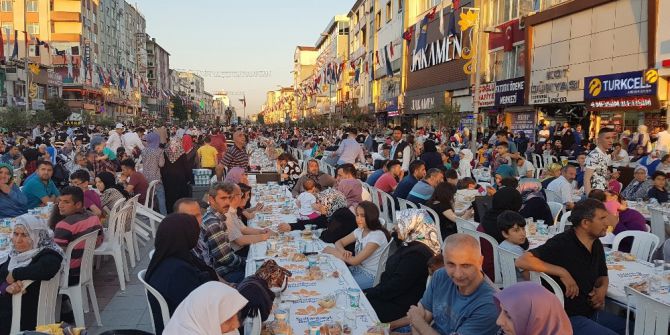 Sultanbeyli Kent Merkezinde Binlerce Kişi İftar Yaptı