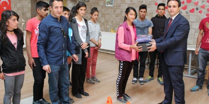 Çaldıran Belediyesi’nden Spor Okulları Hazırlık Öğrencilerine Destek