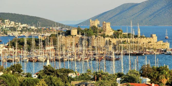 Bodrum’da Kilometrelerce Kuyruk Oluştu, Trafik Durma Noktasına Geldi