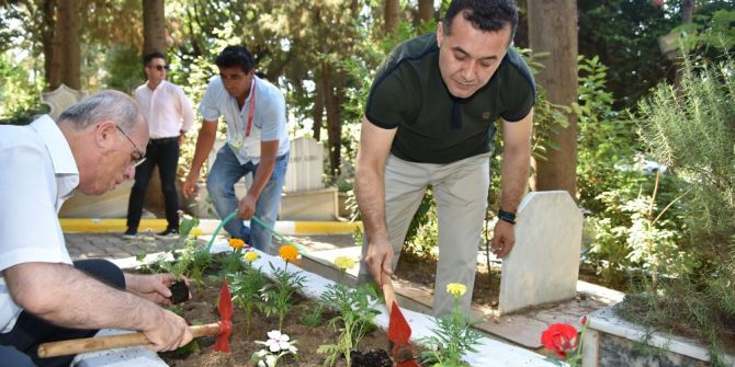Başkan Yücel, Şehit Mezarlarını Ziyaret Etti