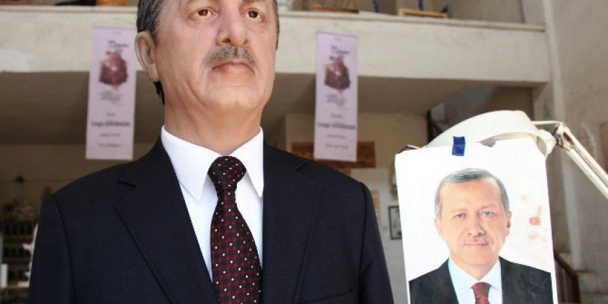 Demokrasi Nöbeti Tutanların Saçları Cumhurbaşkanı Erdoğan’ın Büstünde