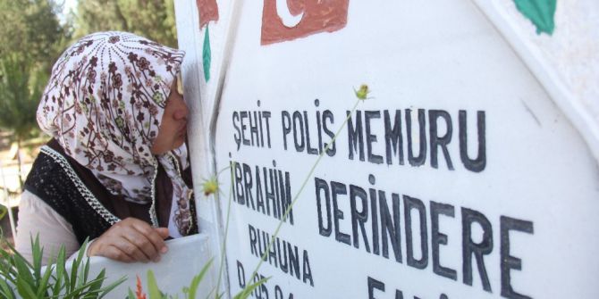 Şehit Oğlunun Bayramını Mezar Taşını Öpüp, Ağlayarak Kutladı