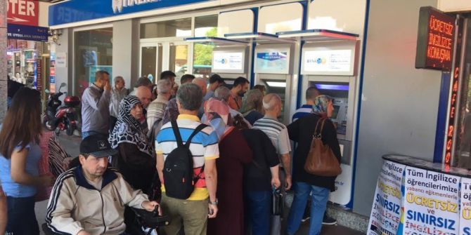 Bayram Öncesi Emeklilerin Maaşları Yattı Atm’lerde Kuyruk Oluştu