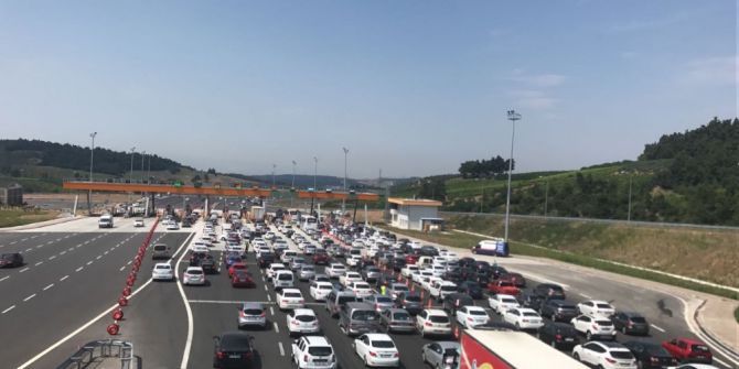 Bursa’da Tatil Yoğunluğu, Kuyruk 20 Kilometreyi Buldu