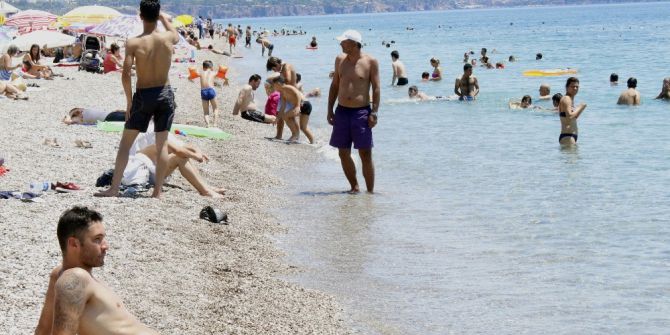 Ramazan Bayramı Tatili Nedeniyle Nüfusun 4 Milyonu Bulduğu Antalya’da Sahiller Doldu
