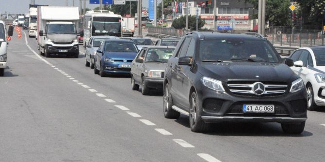 Tem Otoyolundan Kaçan Sürücüler D-100’ü Kilitledi