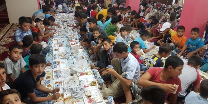 Çüngüş’te Kur’an Kursu Öğrencileri İftarda Bir Araya Geldi