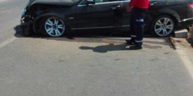 Direksiyon Hakimiyetini Kaybeden Otomobil Aydınlatma Direğini Söktü