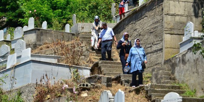 Arefe Günü Mezarlıklar Doldu Taştı