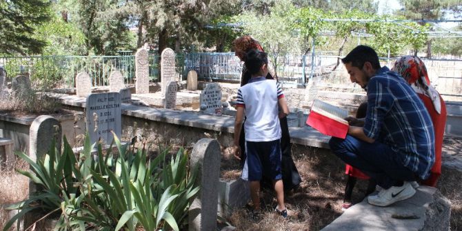 Elazığ’da Arefe Günü Mezarlıklar Doldu Taştı