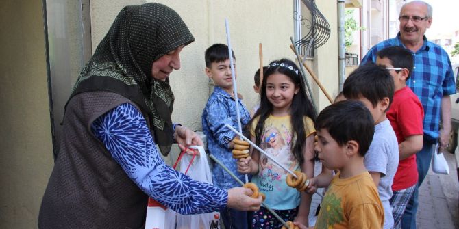 Oklavalarla ’Memmecim Gıliği’ Topladılar