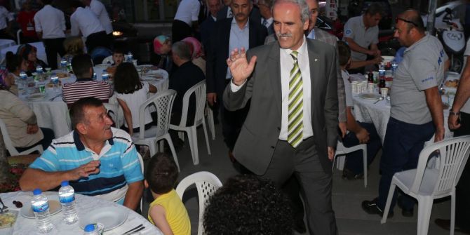 Altepe, Mustafakemalpaşa’da Orucunu Vatandaşlarla Açtı