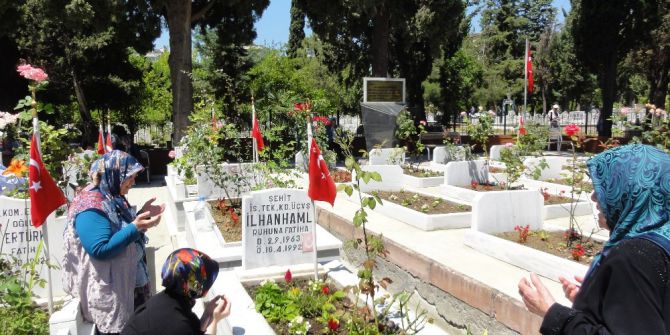 Şehitlikte Bayram Öncesi Hüzünlü Buluşma