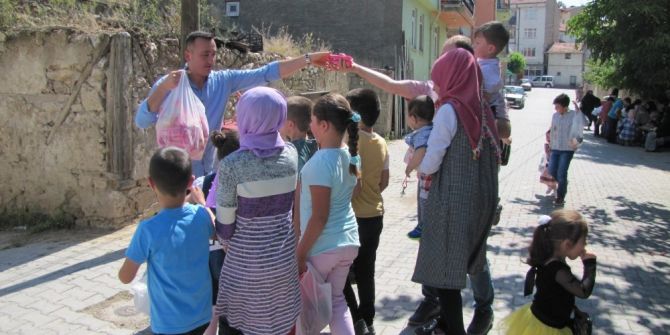 Çocukların Ramazan Adağı Kapma Yarışı